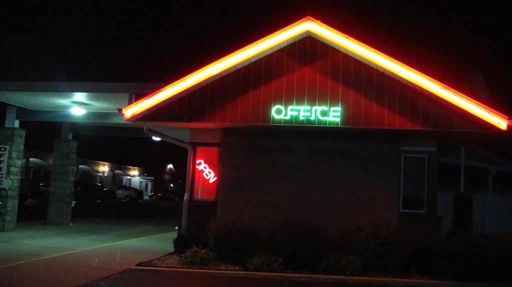 Pinconning Trail Inn Motel エクステリア 写真