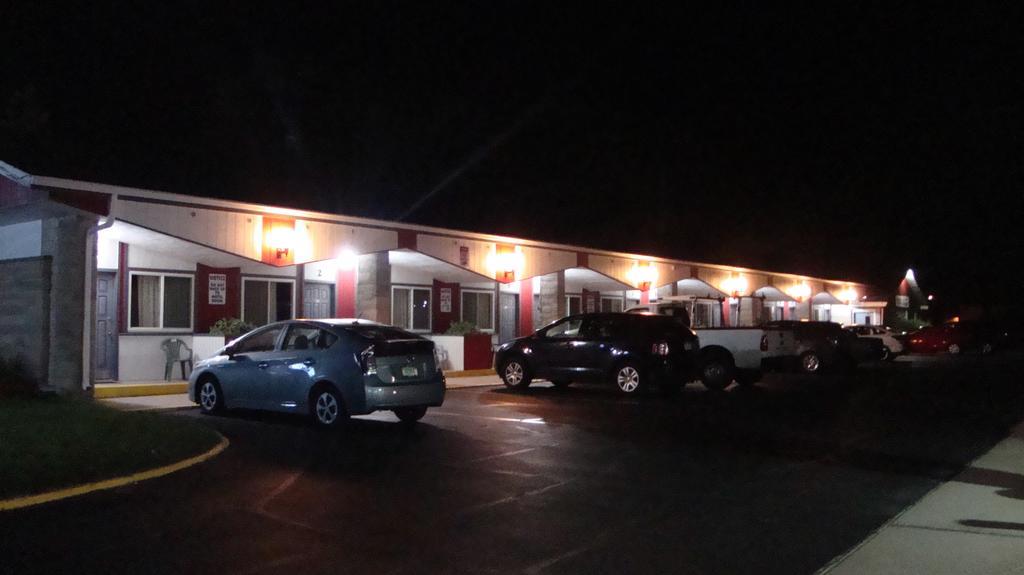 Pinconning Trail Inn Motel エクステリア 写真