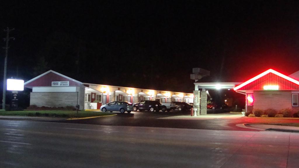 Pinconning Trail Inn Motel エクステリア 写真
